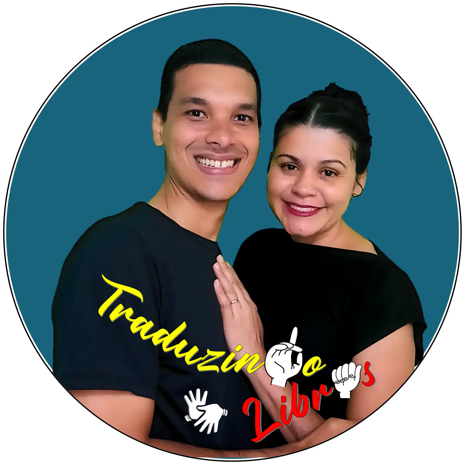 Danilo e Andressa Bertolani, intérpretes profissionais de LIBRAS, sorrindo e sinalizando em ambiente corporativo.